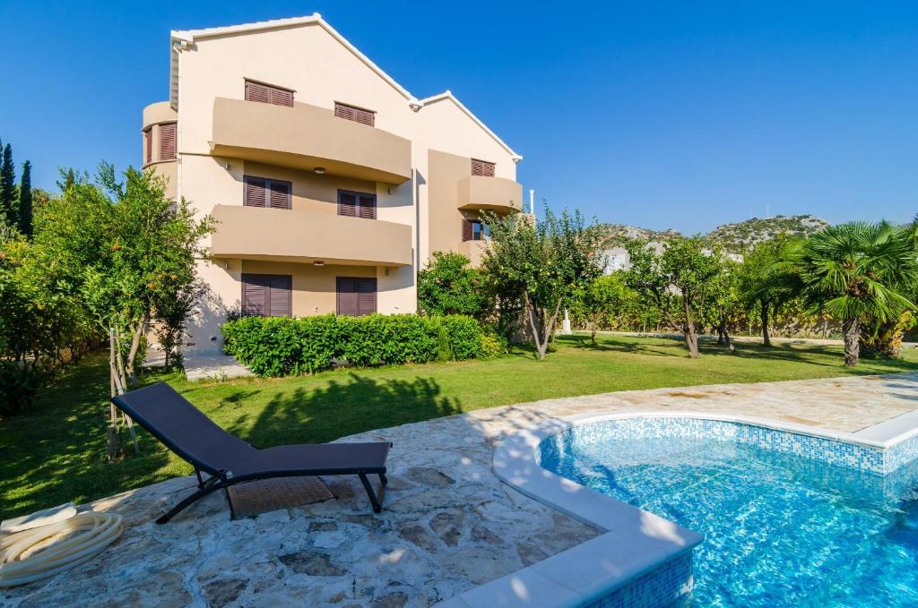 Bazén v ubytovaní Apartments Setemana alebo v jeho blízkosti