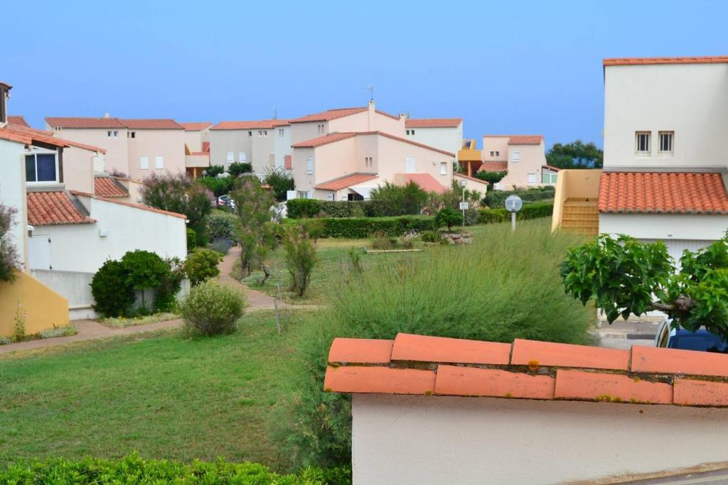 - une vue sur la ville depuis le toit dans l'établissement 013 Agathes 389, au Cap d'Agde