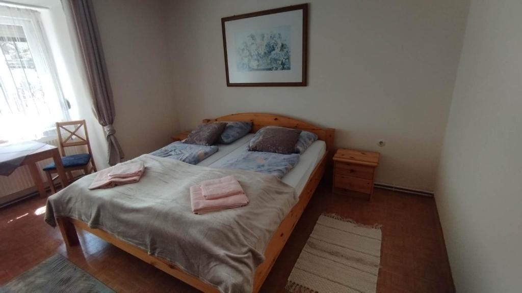 Postel nebo postele na pokoji v ubytování Steinadler apartman Dog-friendly, quiet, garden house with private parking and beautiful views - Kertes apartman egy szoba áráért
