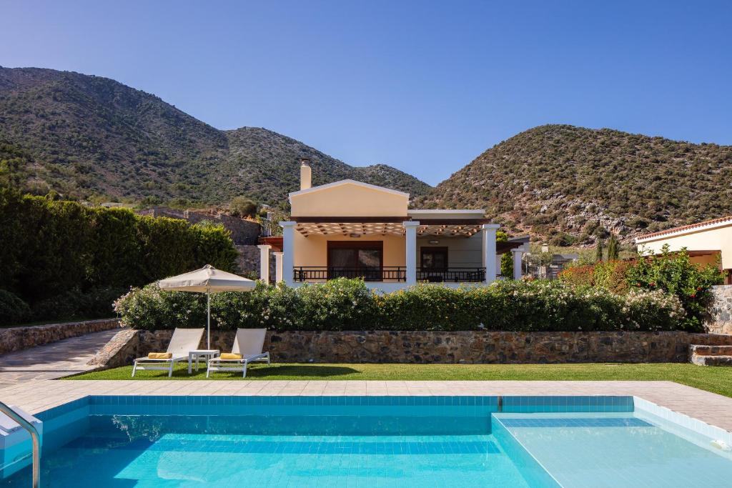 een villa met een zwembad en een huis bij Real Dream Villas, magnificent views, By ThinkVilla in Balíon