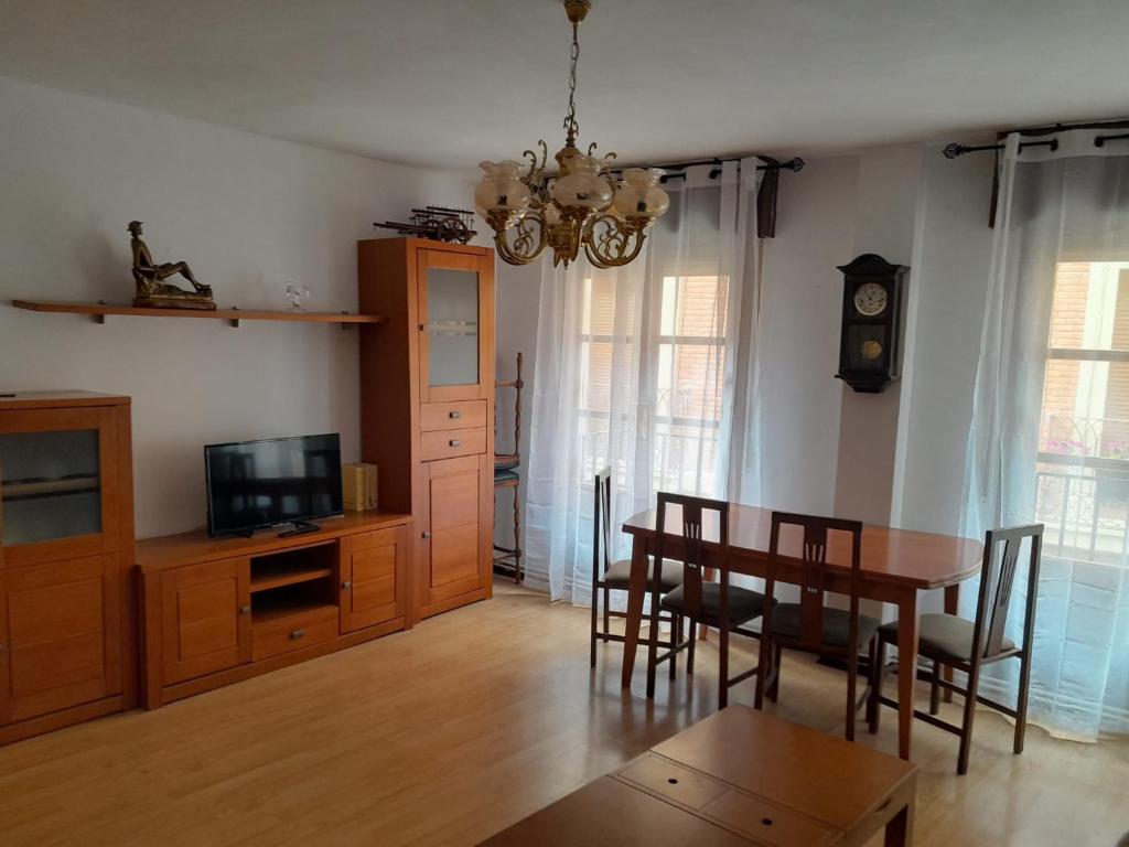 a dining room with a table and a television and a dining room at Apartamento la catedral in Santo Domingo de la Calzada