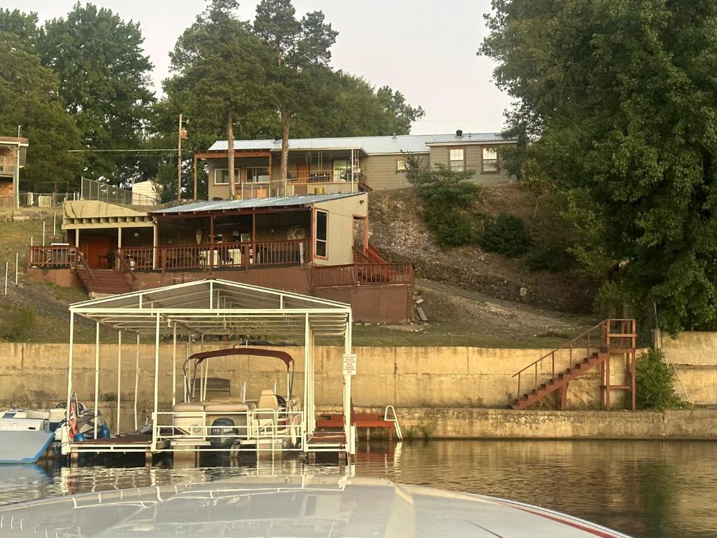 Ledgerock lake house! Boat included march-October,outside bar, Pool table,family fun center - Casa De Dos Dormitorios