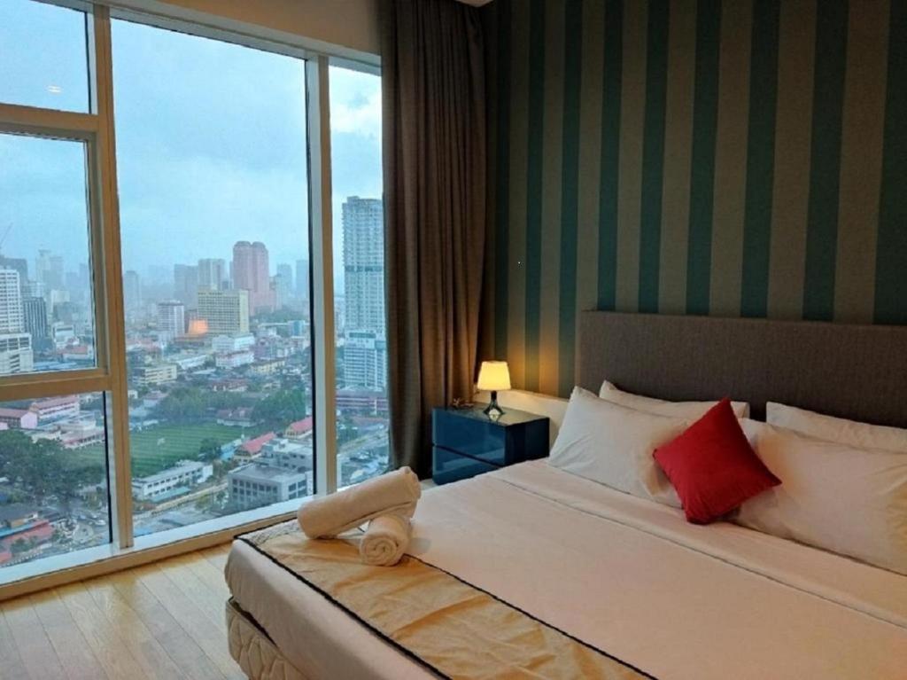 Habitación de hotel con cama y ventana grande en The Platinum KLCC by Moonlight en Kuala Lumpur