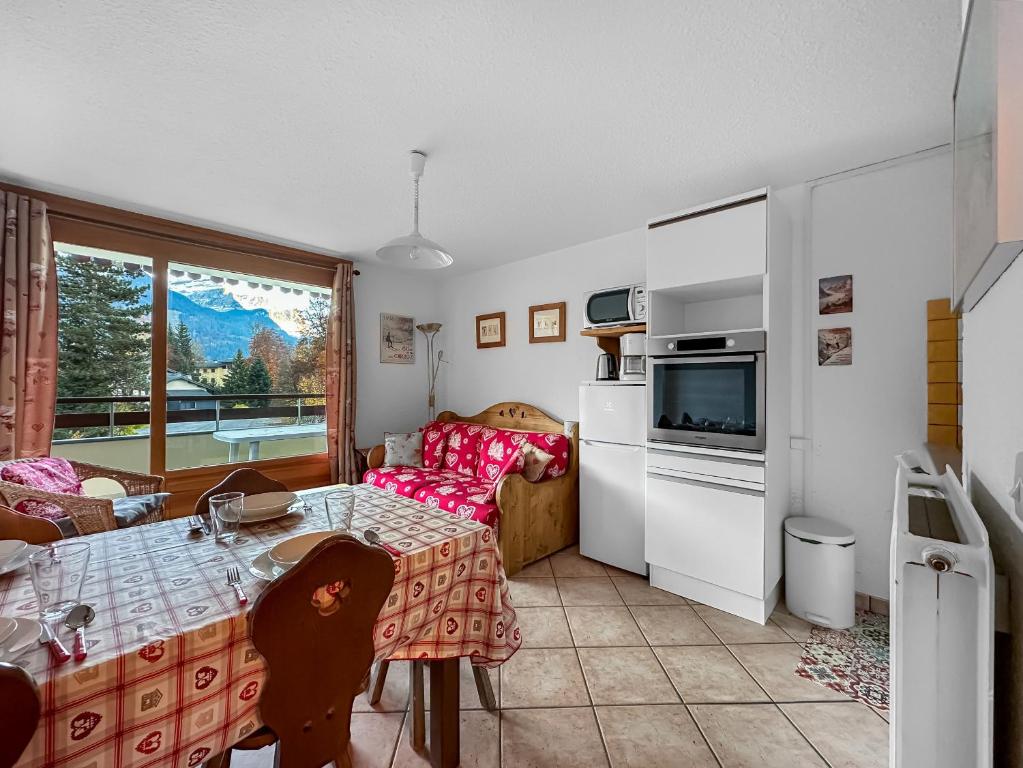 une cuisine et un salon avec une table et un canapé dans l'établissement CR103 - 2 Pièces Coin Montagne 6 Pers proche base, aux Carroz d'Arâches