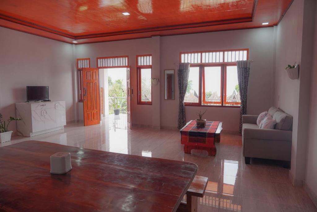 un soggiorno con tavolo e divano di Tobay Family Home a Tuk Tuk