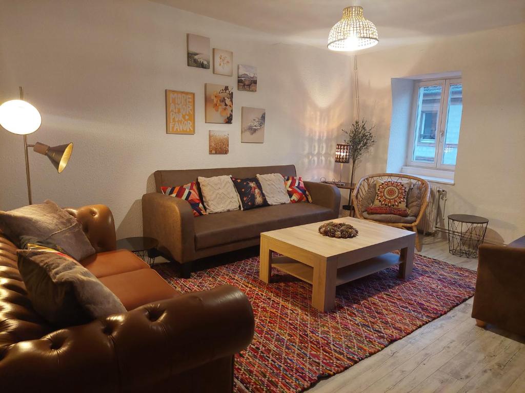ein Wohnzimmer mit einem Sofa und einem Couchtisch in der Unterkunft Le Petit Chez Vous in Colmar