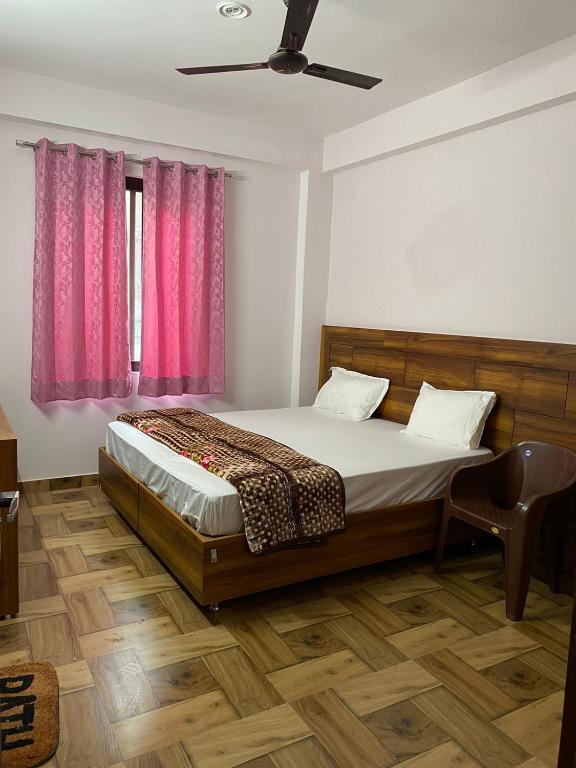 Postel nebo postele na pokoji v ubytování Crescent Moon Homestay