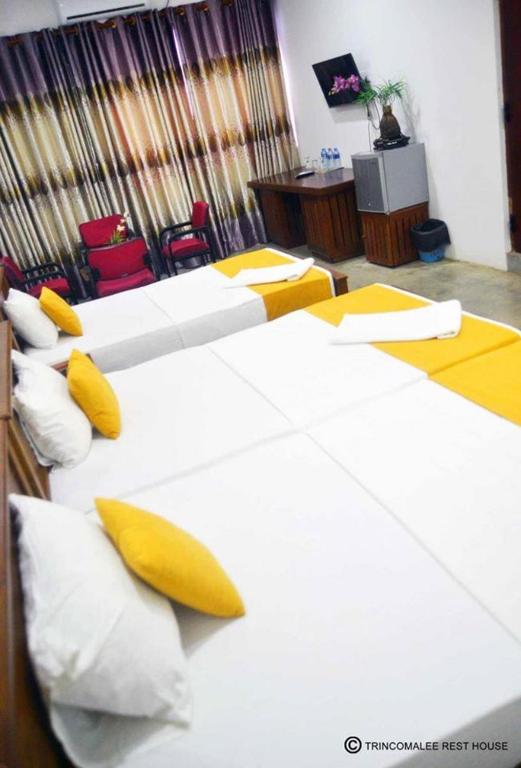 Postel nebo postele na pokoji v ubytování Trinco Rest House