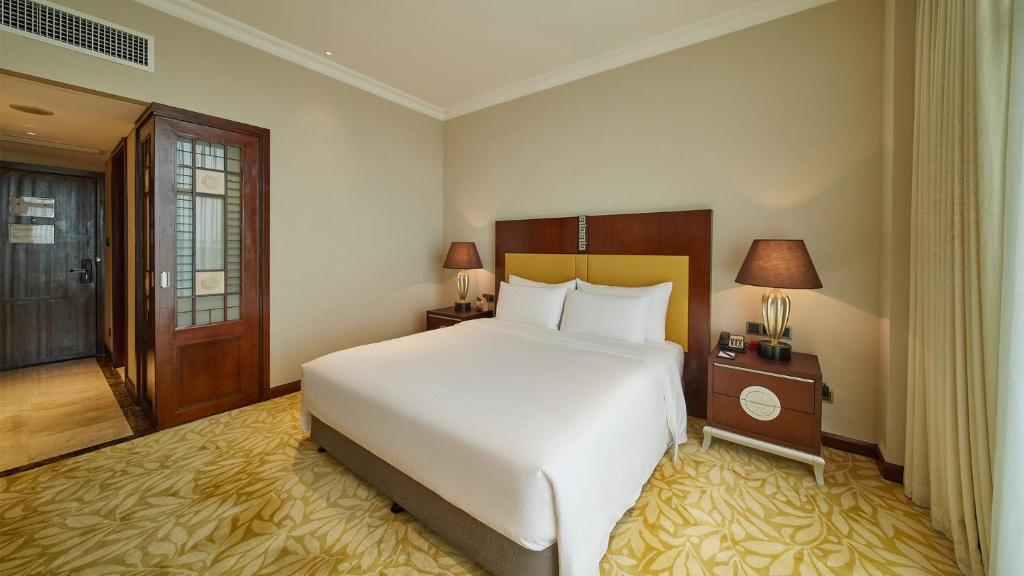 Postel nebo postele na pokoji v ubytování Dong Fang Hotel Guangzhou