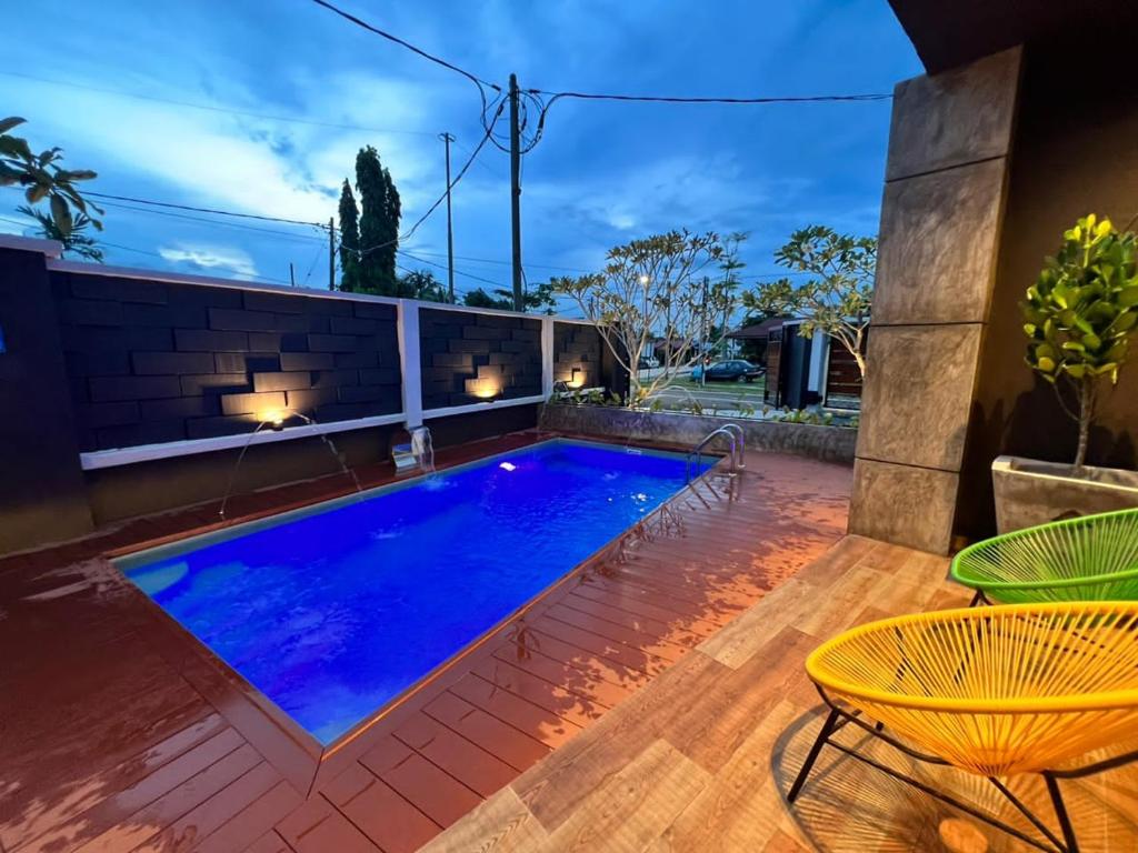 Bazén v ubytování LA Villas Kuantan Private Pool,Near Beach,BBQ,Karaoke nebo v jeho okolí