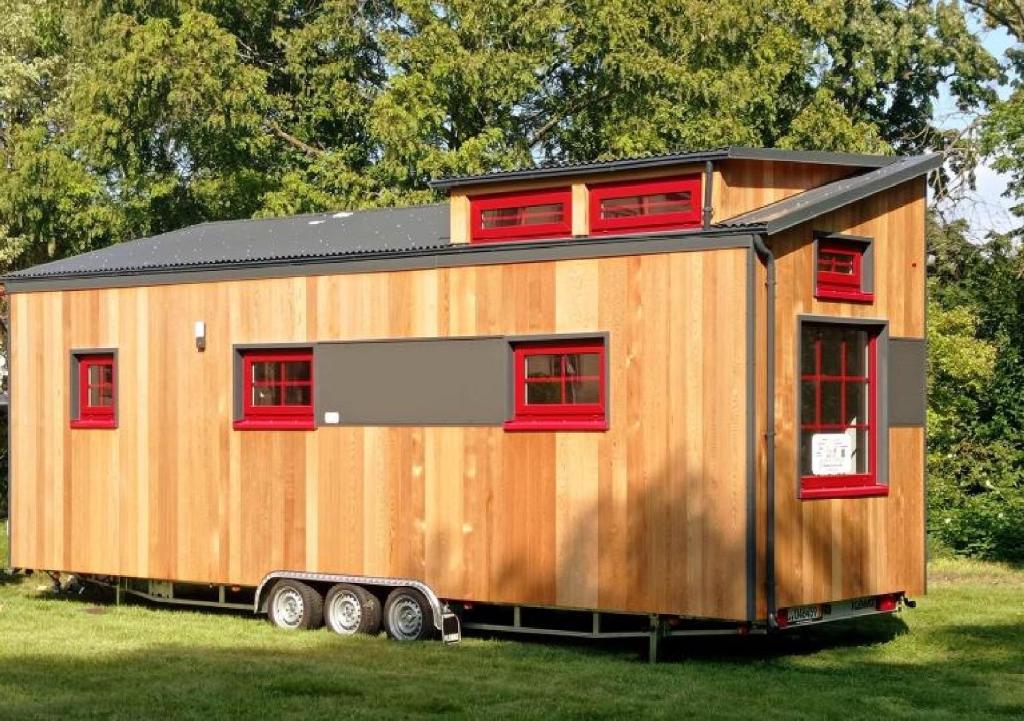 een tiny house op een trailer in een veld bij Tiny House Paradies in Wustermark