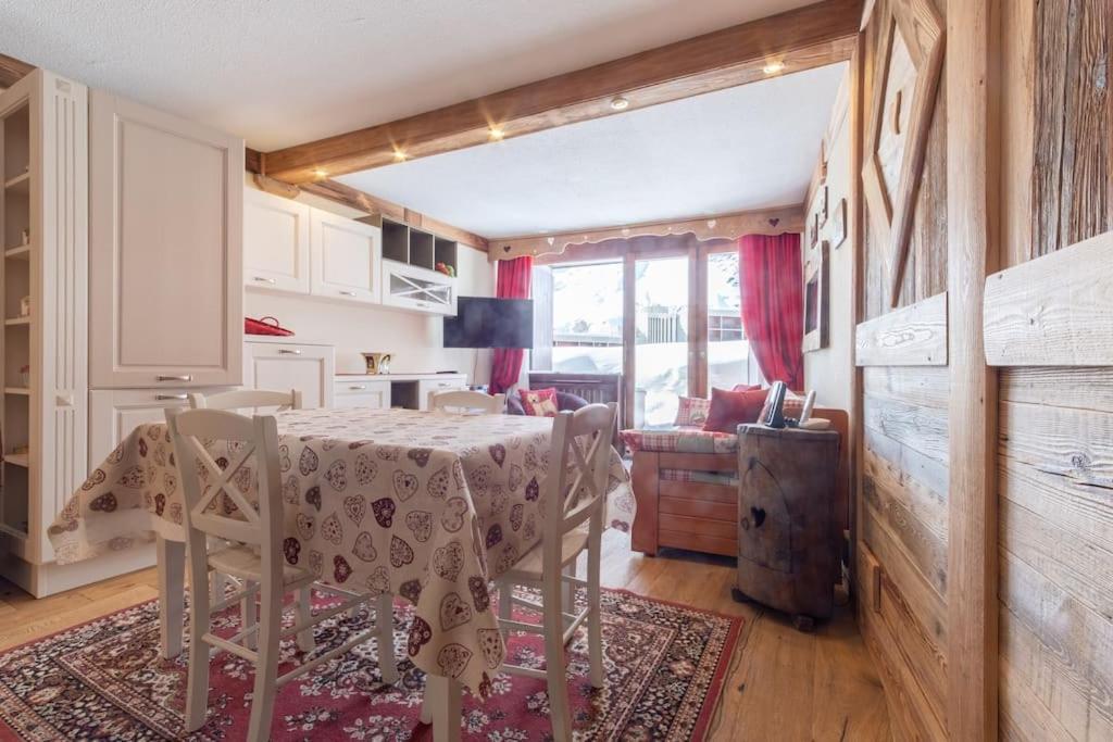 - une cuisine avec une table et des chaises dans la chambre dans l'établissement Bilocale sulle piste con wifi - AS6, à Breuil-Cervinia