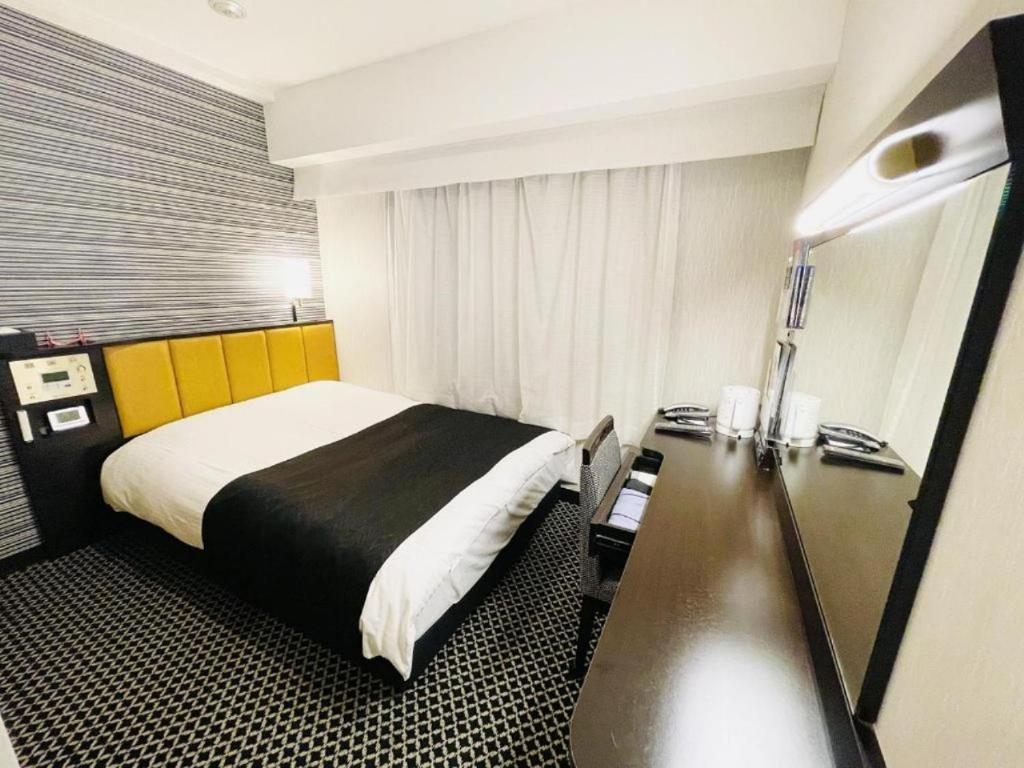 a hotel room with a bed and a desk at APA Hotel Akihabaraeki-Denkigaiguchi in Tokyo