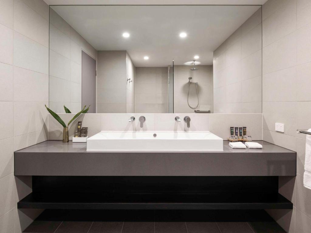 Ein Badezimmer in der Unterkunft Novotel Perth Murray Street