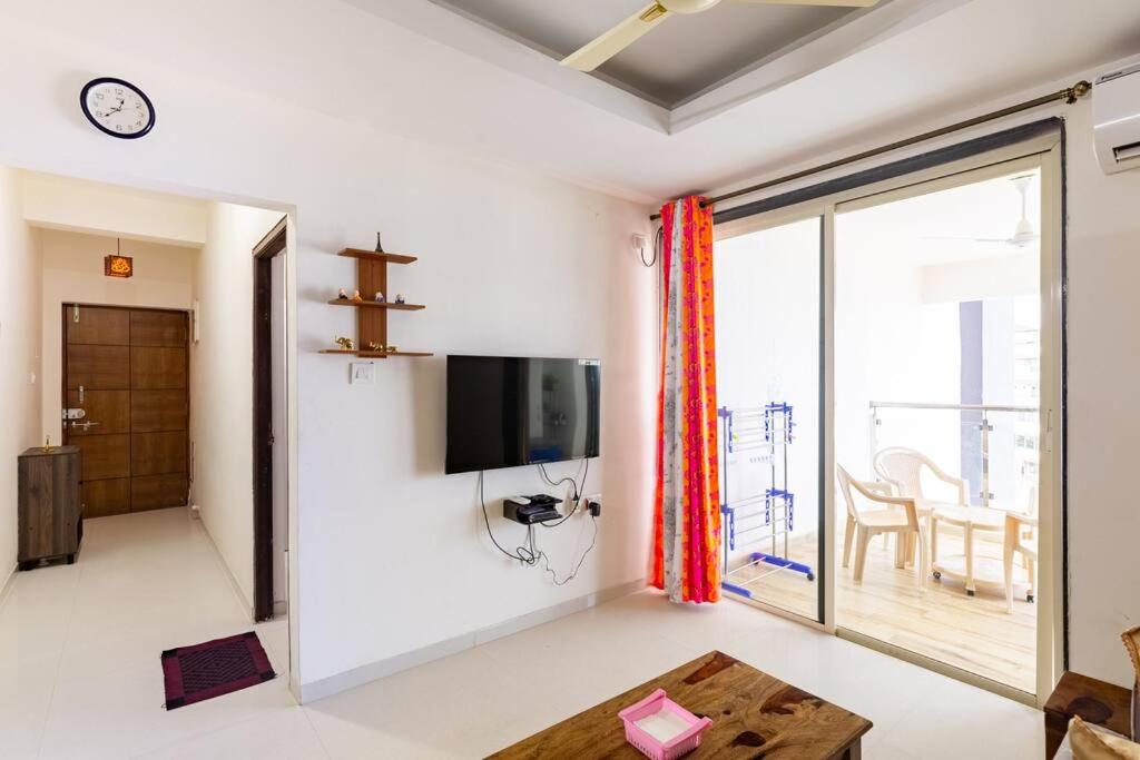 TV a/nebo společenská místnost v ubytování 1 BHK Sunrise & Seaside Solitude