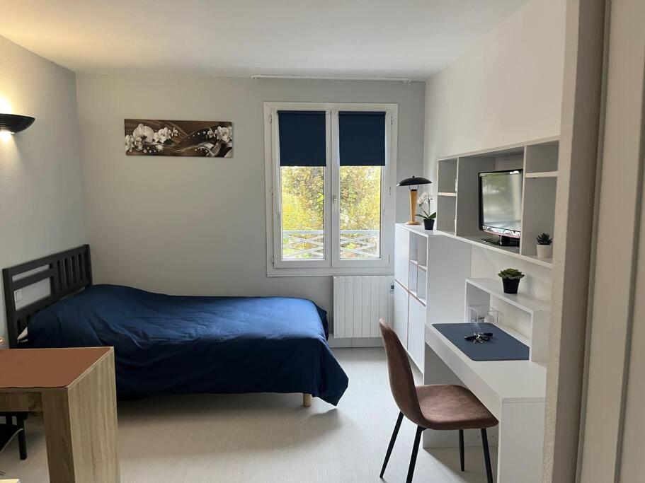 1 dormitorio con 1 cama y escritorio con silla en Studio - Disneyland/Paris, en Bussy-Saint-Georges