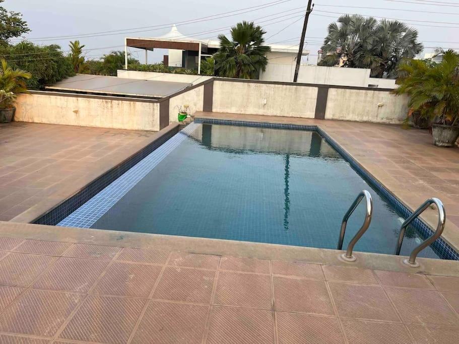 Bazén v ubytování 1 BHK Sunrise & Seaside Solitude nebo v jeho okolí