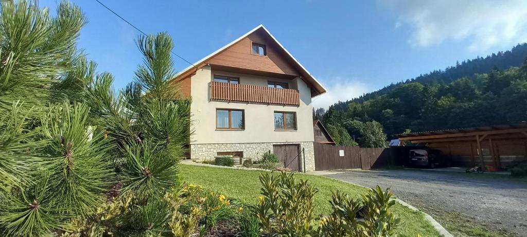 a house with a tree in front of it at Apartmány pod Kněhyní - BESKYDY in Horní Bečva