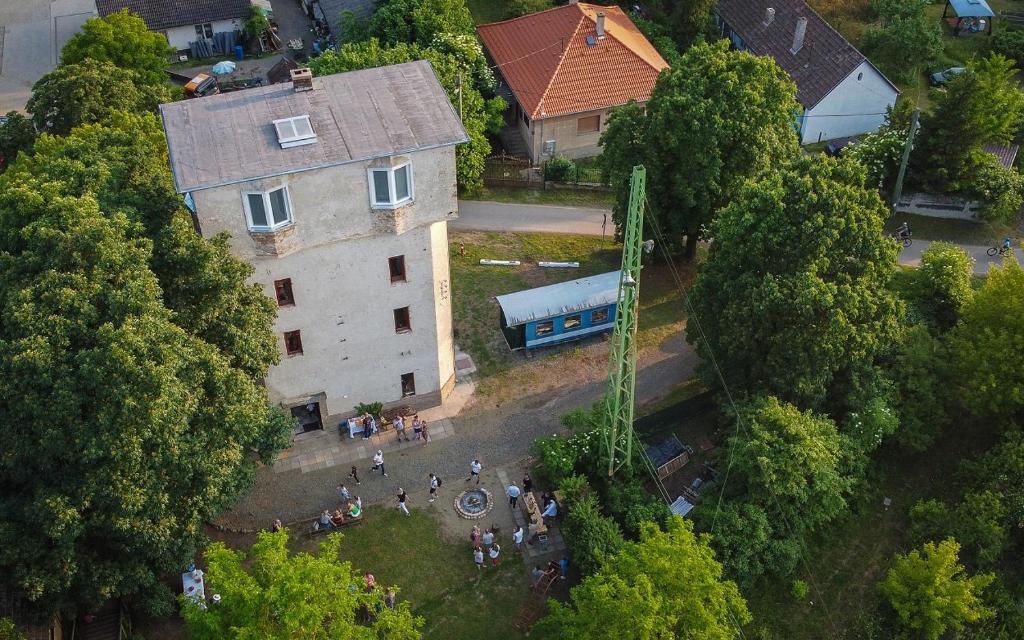 een groep mensen die voor een gebouw staan bij ToronySzoba in Szob