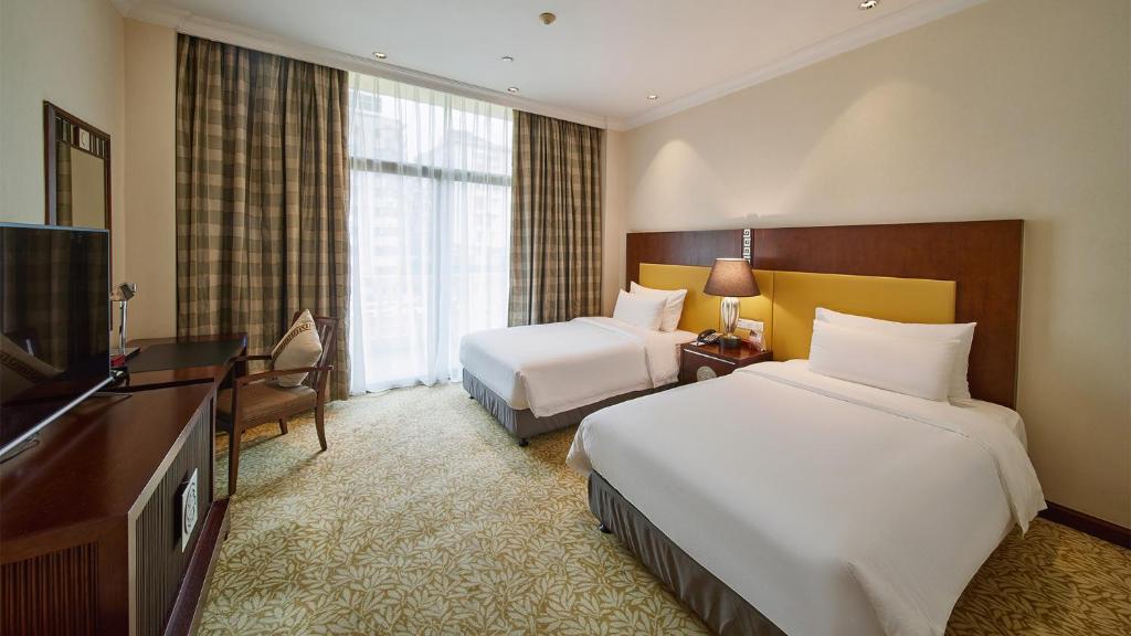 Postel nebo postele na pokoji v ubytování Dong Fang Hotel Guangzhou
