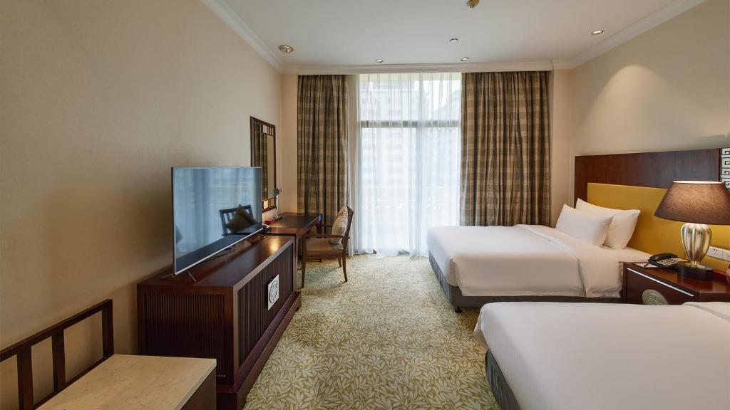 TV a/nebo společenská místnost v ubytování Dong Fang Hotel Guangzhou