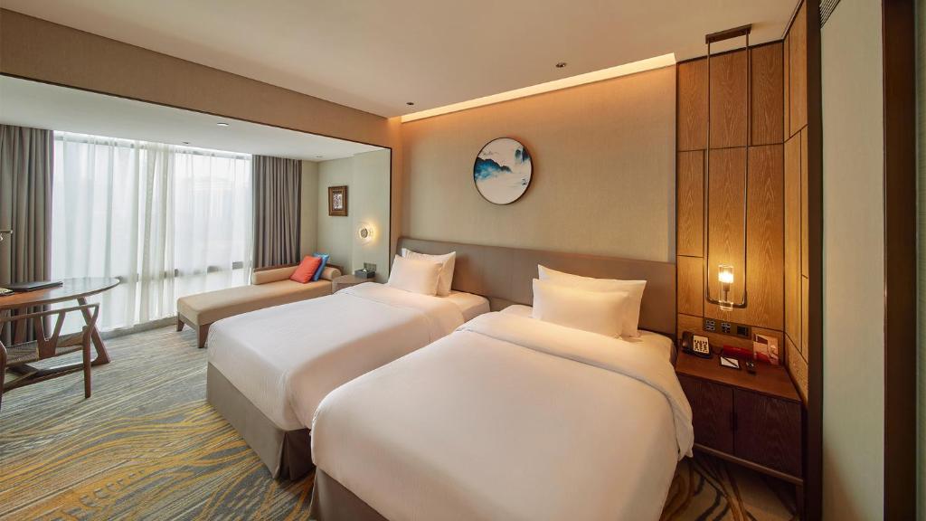 Postel nebo postele na pokoji v ubytování Dong Fang Hotel Guangzhou