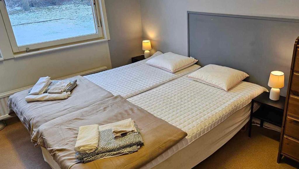 Postel nebo postele na pokoji v ubytování Näsbygården