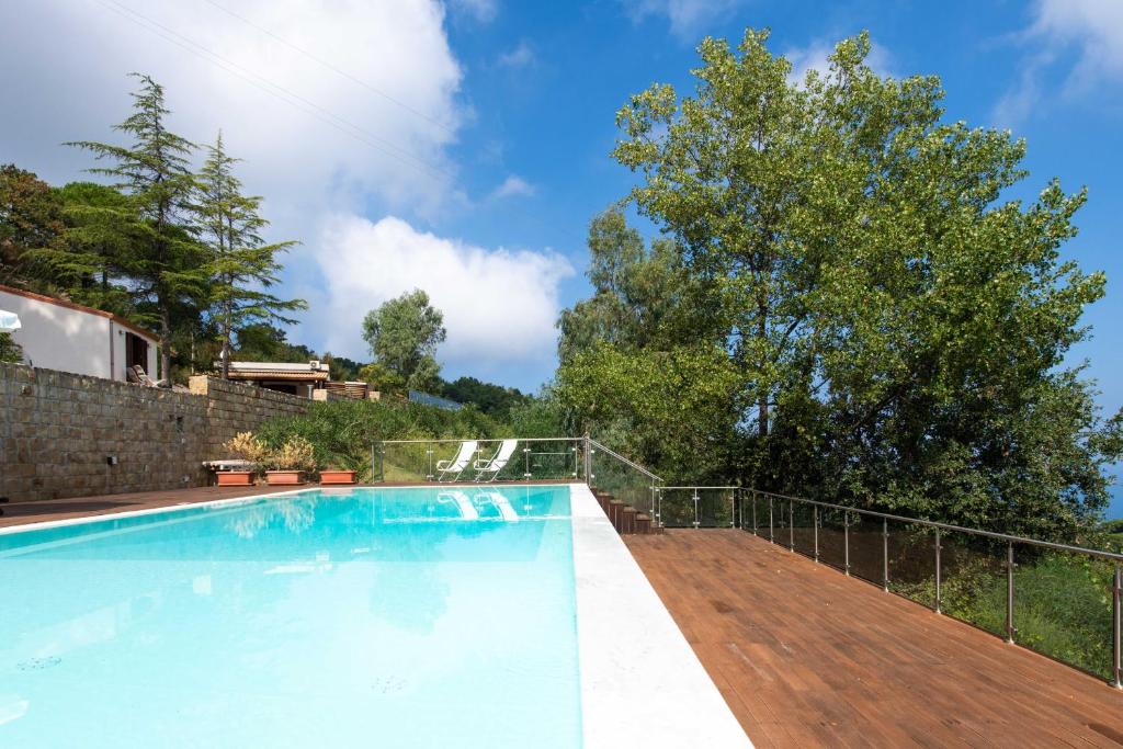 - une piscine dans une maison avec une terrasse en bois dans l'établissement Le Terrazze di Cefalù by Wonderful Italy, à Cefalù