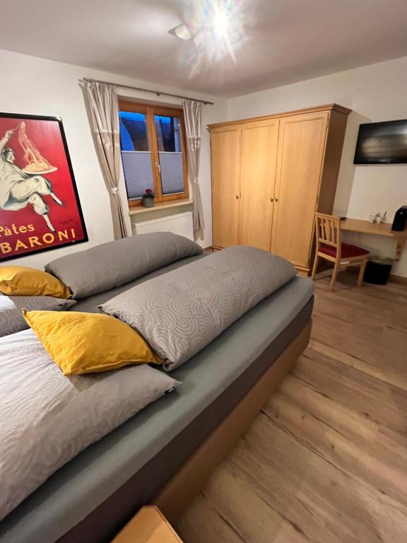 TV a/nebo společenská místnost v ubytování Landhaus Alpenland
