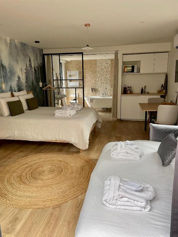 Posteľ alebo postele v izbe v ubytovaní Madame Imagine, Lodges & SPA Epinal