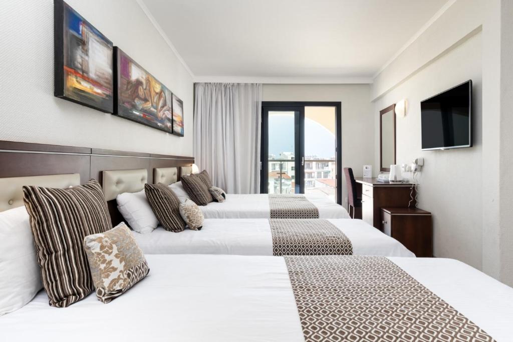 Postel nebo postele na pokoji v ubytování Livadhiotis City Hotel