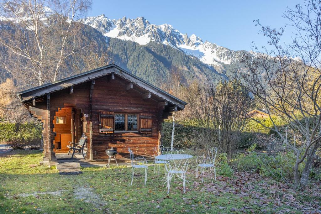 une cabine dans les montagnes avec une table et des chaises dans l'établissement Chalet Chacaltaya, à Chamonix-Mont-Blanc