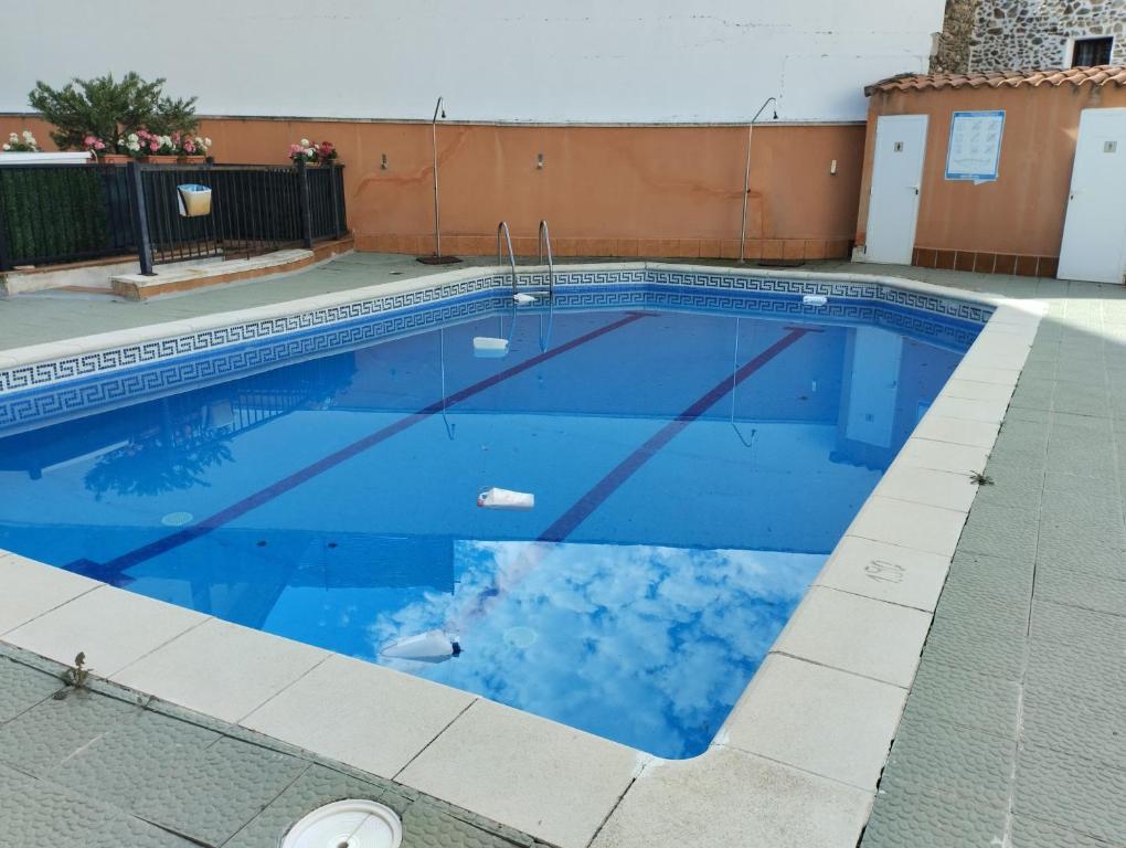 - une piscine d'eau bleue dans l'établissement Paseo Tenorio, centro de ezcaray con piscina, à Ezcaray