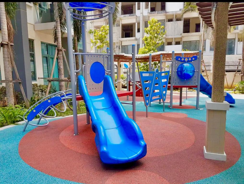 un parque infantil con un tobogán azul en Condotel Across Naia T3 at TWO PALM TREE VILLA, en Manila