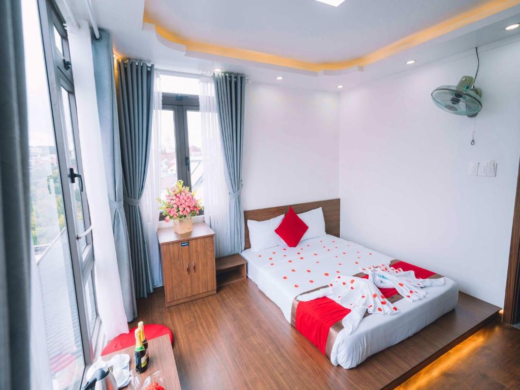 Postel nebo postele na pokoji v ubytování Le Tuan Minh Hotel