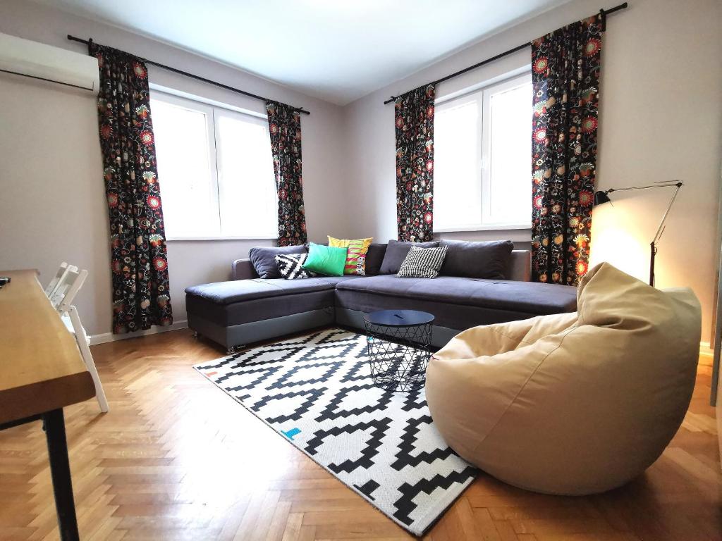 un soggiorno con divano e sedia di Beautifully Decorated Functional Apartment a Sofia