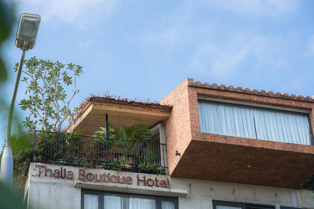 un bâtiment avec un balcon au-dessus dans l'établissement Thalia Boutique Hotel Hoian, à An Bàn (2)