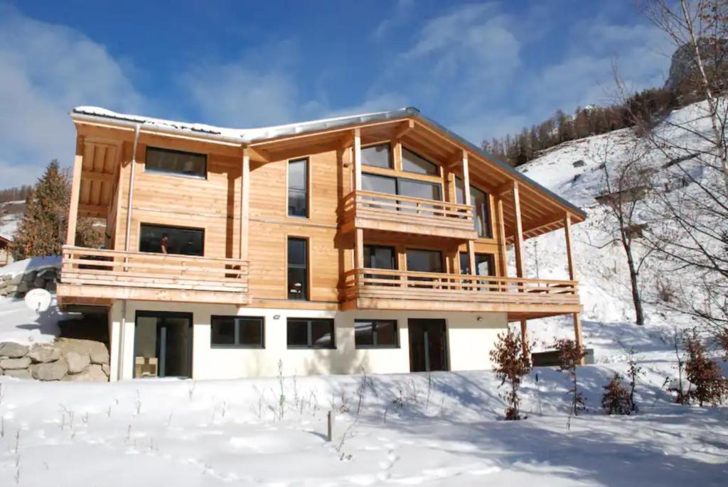 a log home in the snow at Chalet Olbios in Peisey-Nancroix