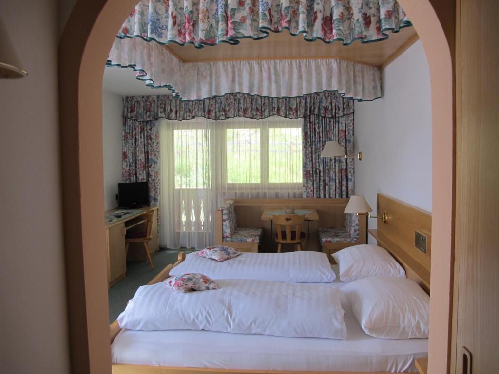 Łóżko lub łóżka w pokoju w obiekcie Alpenhotel Ratsberg 1650m