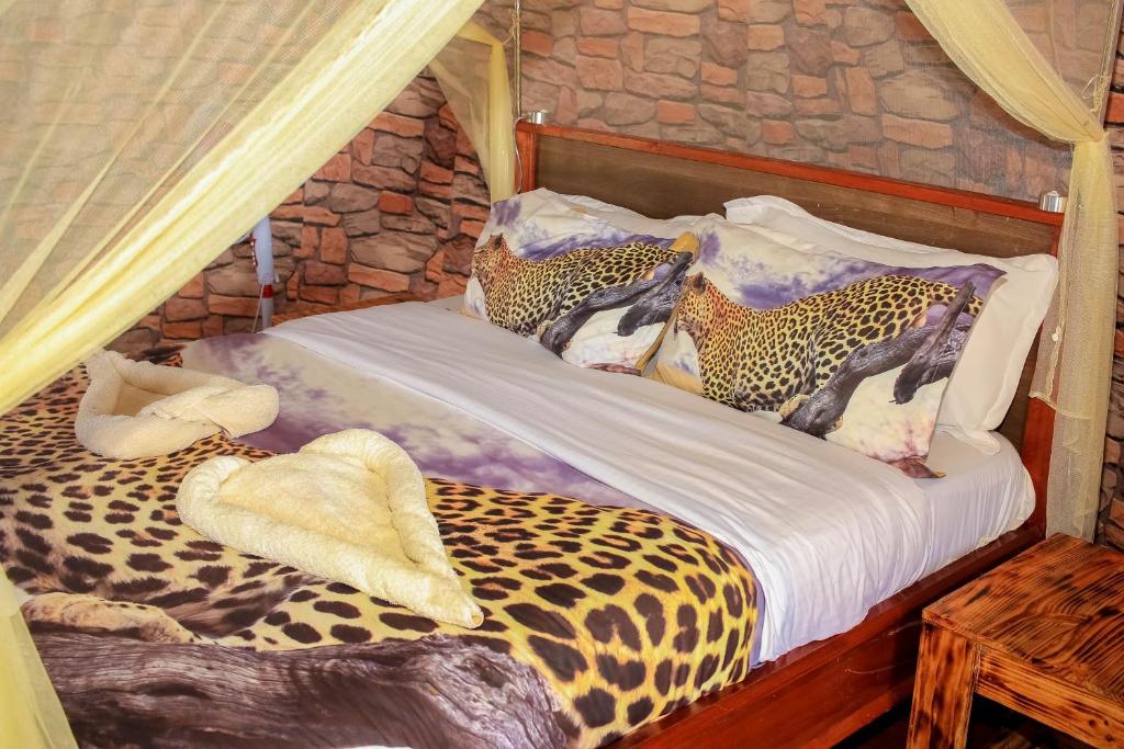 Postel nebo postele na pokoji v ubytování Amanya 1-Bed Leopard Tent