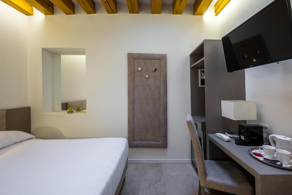 Postel nebo postele na pokoji v ubytování Leone Hotel