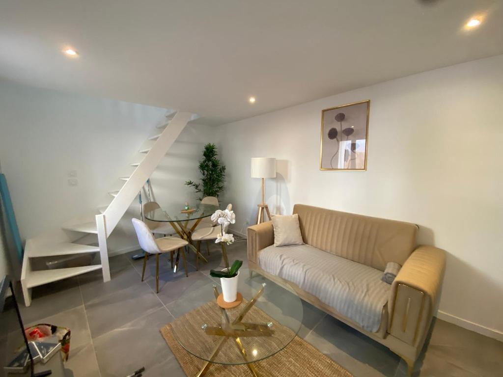 un salon avec un canapé et une table dans l'établissement Le Vénitien, à Marseille