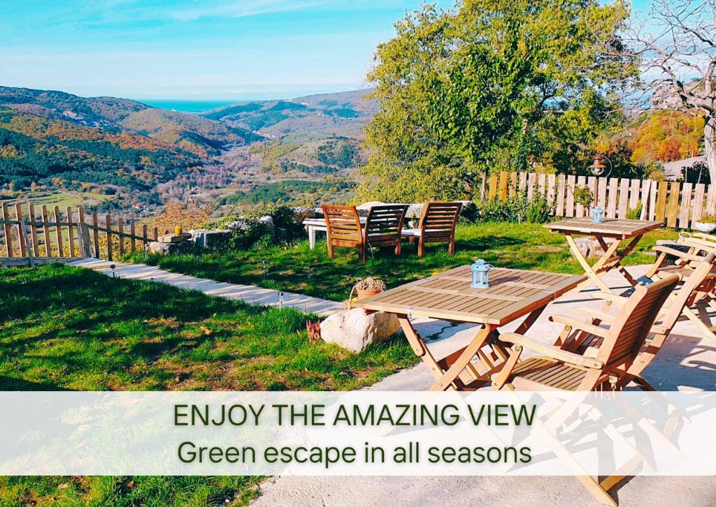 un'immagine di un tavolo da picnic con vista sulle montagne di Guesthouse Kamniti Rob a Črni Kal