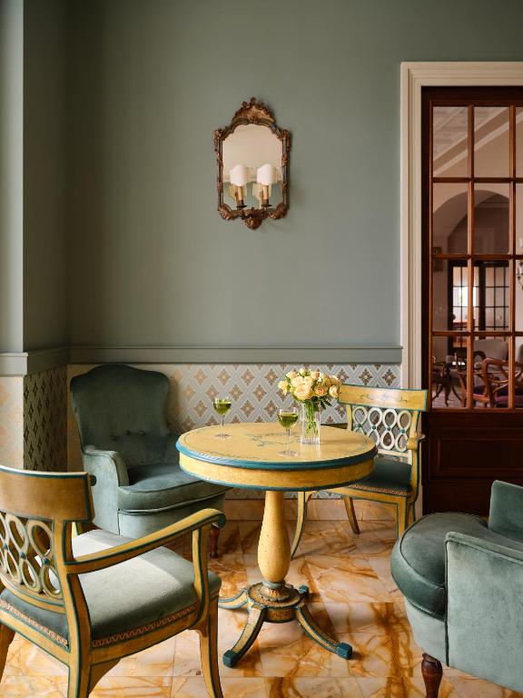 Гостиная зона в Grand Hotel Miramare