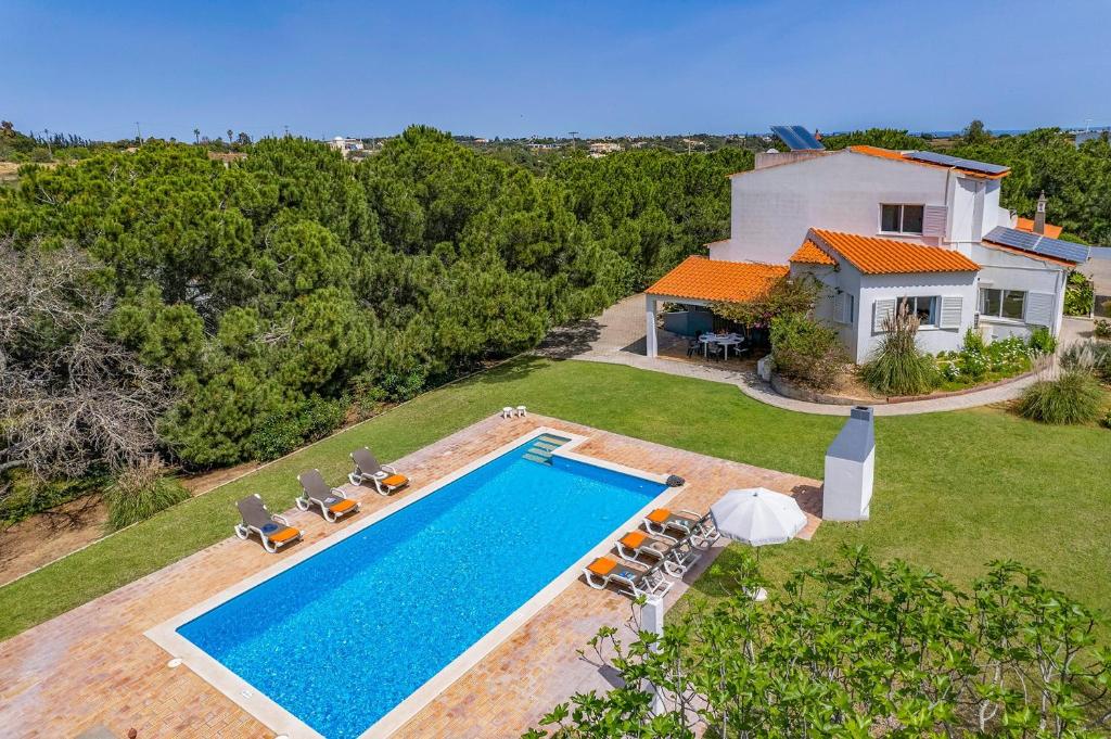 an aerial view of a house with a swimming pool at Villa Amoreira by Villa Plus in Lagoa