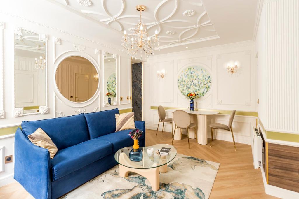 - un salon avec un canapé bleu et une table dans l'établissement Luxury 2 Bedroom & 2 Bathroom - Notre Dame, à Paris