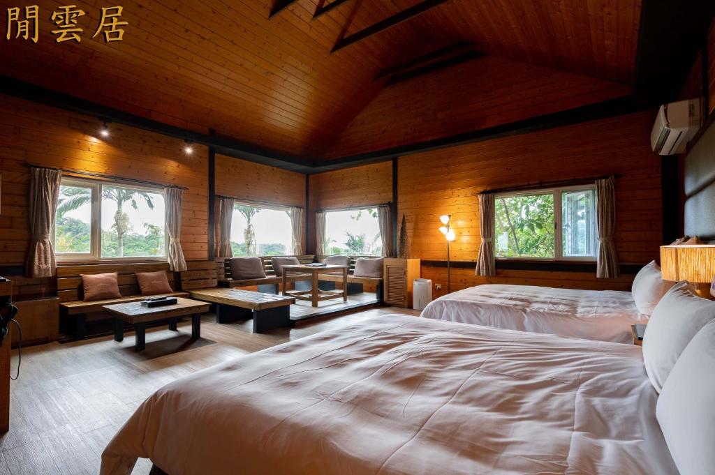 1 dormitorio con 2 camas y sala de estar en Regale Motel en Zhonghe