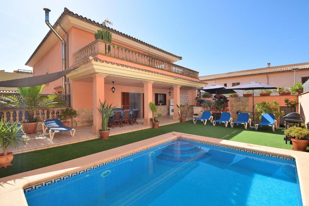 willa z basenem przed domem w obiekcie 226 Villa Cas Barber ETV10939 by Mallorca Charme w mieście Muro