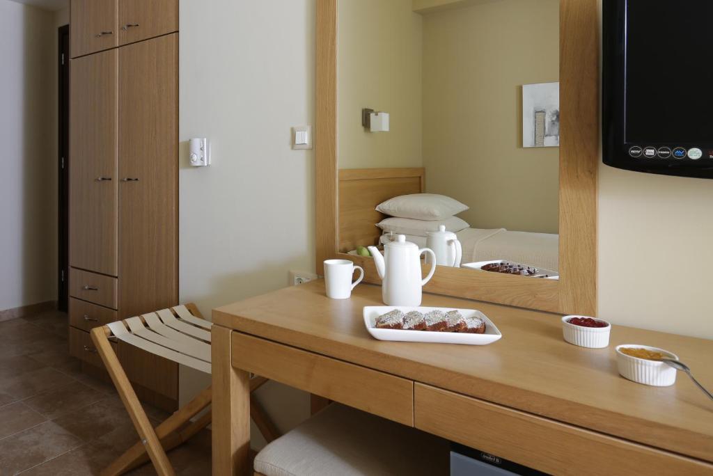 TV a/nebo společenská místnost v ubytování Almira Hotel