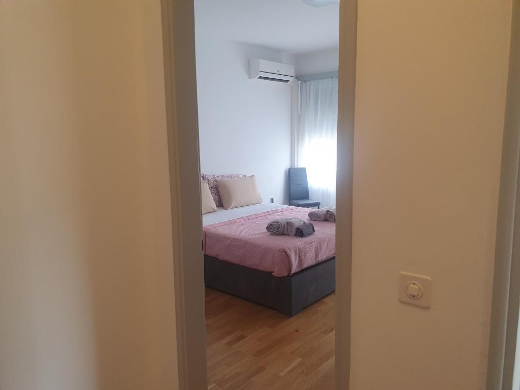 A bed or beds in a room at Fegina 3 DELuxe Bedrooms & Bathrooms